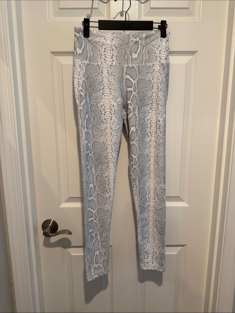 Women's High-Rise Snake Print Leggings - Gray/White